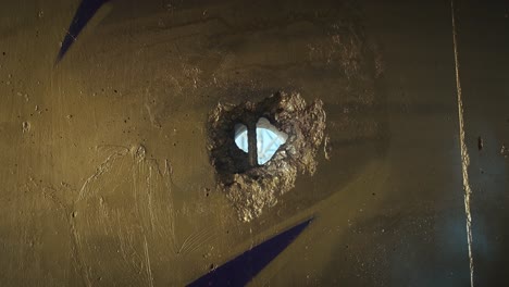 agujero en la pared con el cielo azul mirando, edificio abandonado del hospital universitario en zagreb, croacia