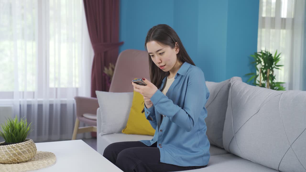 아시아 십대 소녀가 절망적으로 기다리고 있습니다.