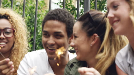 amigos celebrando el 4 de julio, día de la independencia, año nuevo, chispas, cámara lenta.