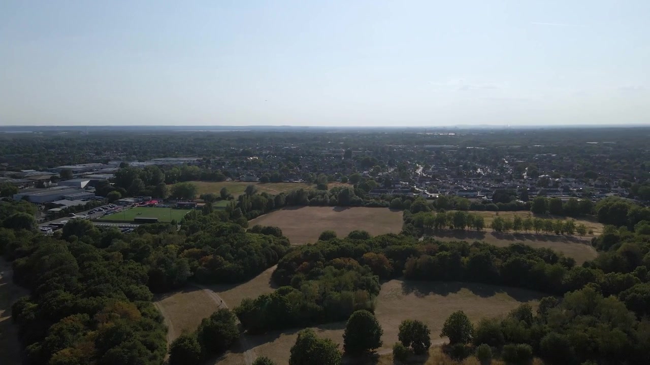 Panorama aereo con drone di Uxbridge, che cattura un'ampia vista di case, strade, parchi verdi. Il filmato rivela la struttura di questo sobborgo di Londra Ovest e il suo collegamento con l'area metropolitana più ampia