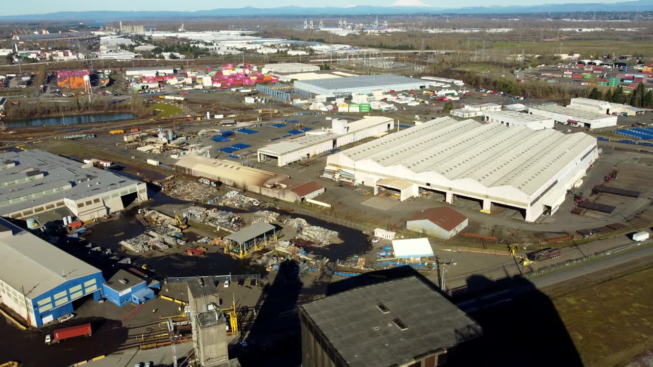 USA, Oregon, Portland, 2026-02-11 - Veduta aerea con drone del Porto di Portland vicino a St Johns, area industriale, container, ferrovia, in inverno.