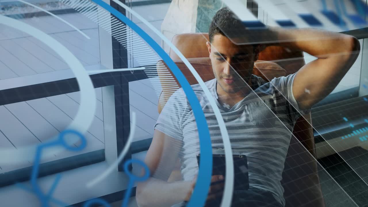 Interfaz tecnológica proyectada sobre la cubierta de la ventana mientras un usuario masculino desliza la pantalla de una tablet leyendo contenido