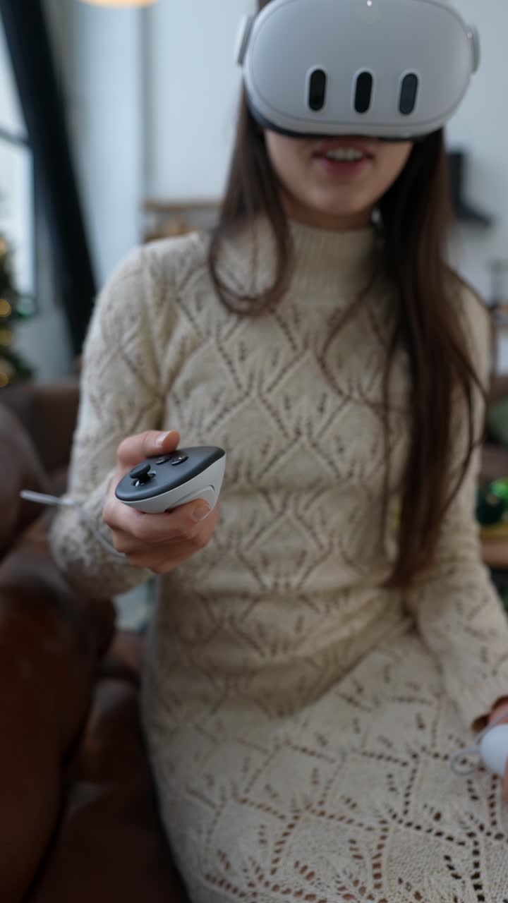 mujer experimentando juegos de realidad virtual en casa