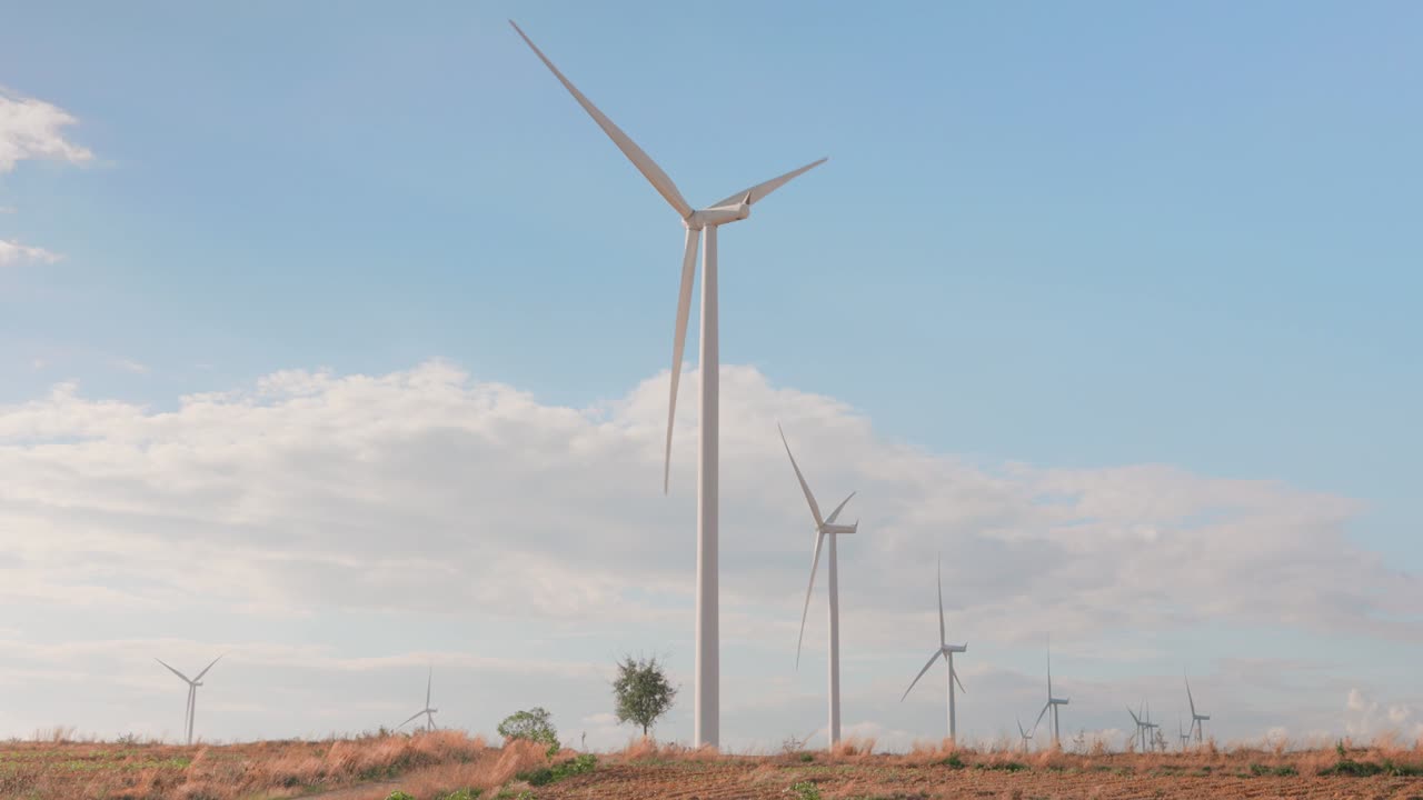panorama de los campos de las granjas de molinos eólicos producen energía limpia y sostenible