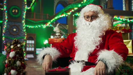 santa claus recibiendo un regalo