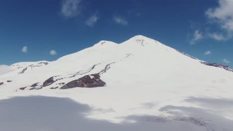 majestuosos picos de montañas cubiertas de nieve