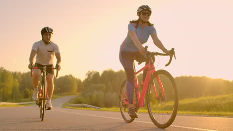 Competencia-Ciclistaatletas-Ciclistas-Corriendo-Una-Carrera-A-Alta-Velocidad