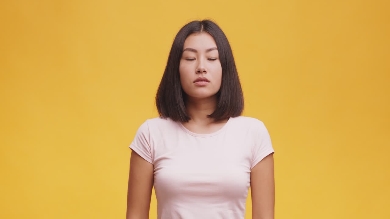 심각한 표정을 가진 여자