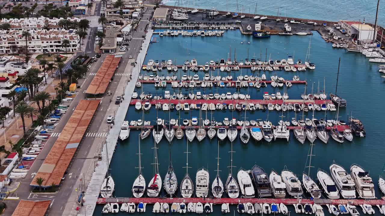 Barche ormeggiate in un porto turistico in Spagna durante una giornata di sole