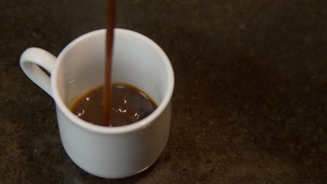 머그컵에 맛있는 모카 커피를 붓는 모습 - 클로즈업 샷