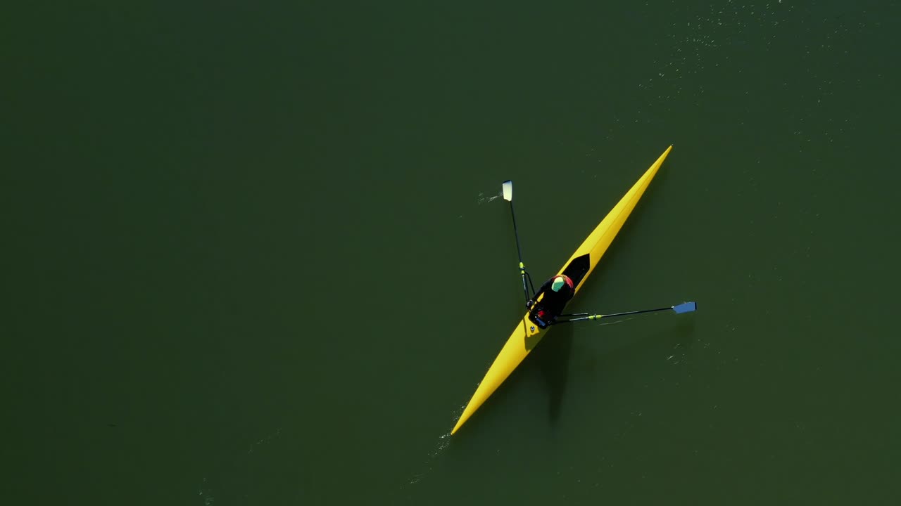 vista aérea de un bote de tripulación remando en un lago