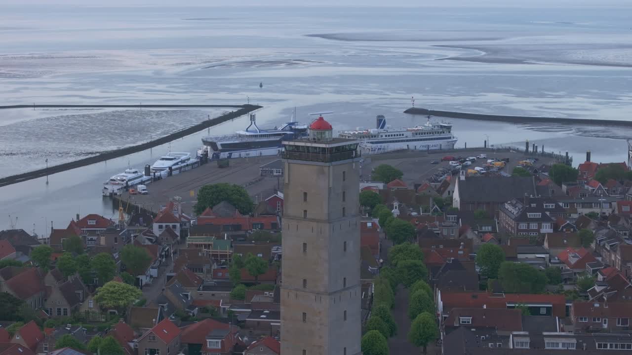 elevándose por encima del faro brandaris terschelling al amanecer, aérea