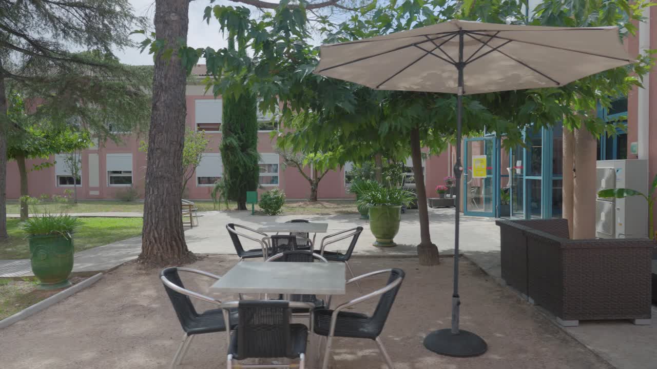 카메라 은 오른쪽에 있으며, 요양원의 레크리에이션 지역을 보여줍니다.