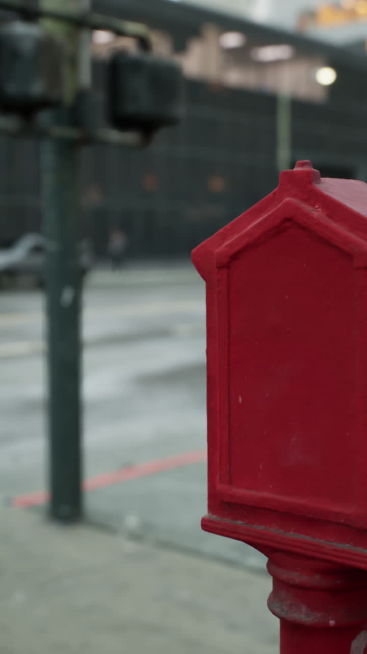 도시 거리에 있는 빨간색 화재 경보 상자