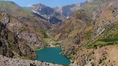 Vista-Aérea-Del-Lago-Urungach-En-La-Escarpada-Región-Montañosa-De-Uzbekistán