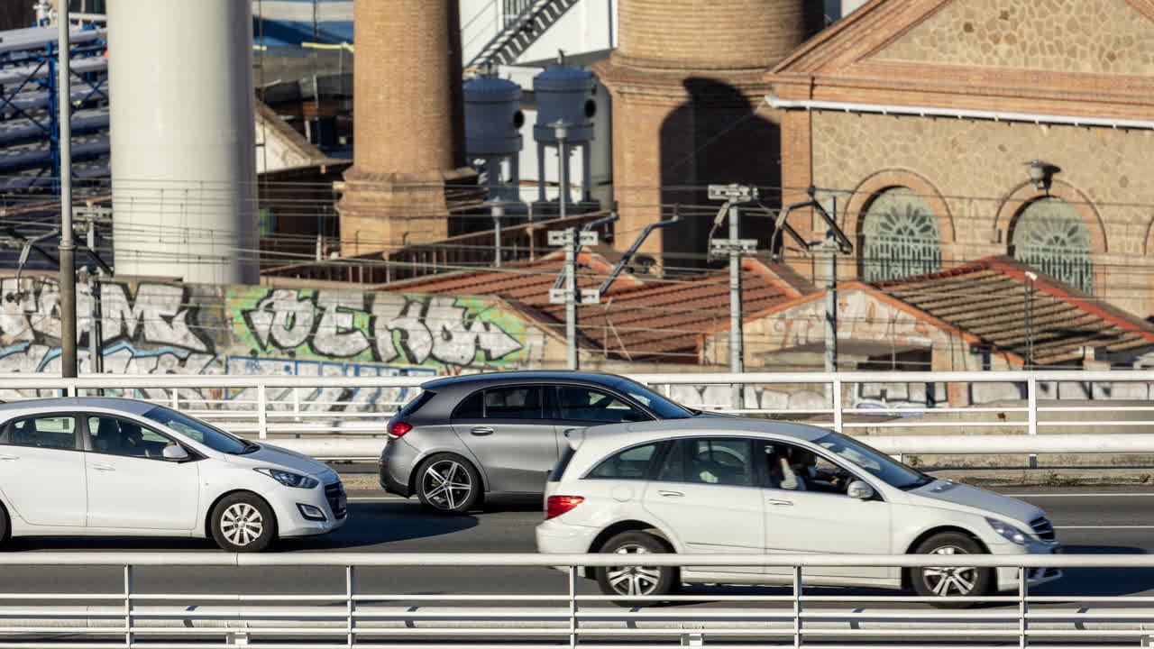 저녁 퇴근 시간 바르셀로나 고속도로의 교통 흐름 타임랩스