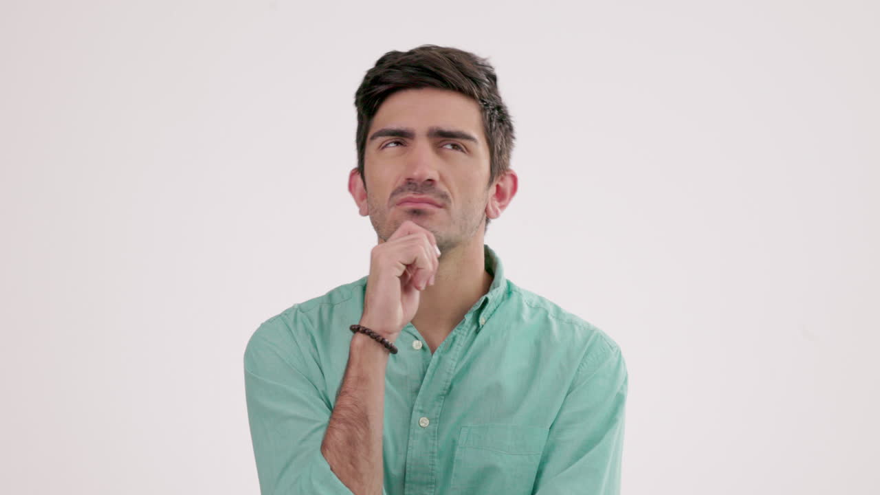 maqueta, pensamiento y hombre con confusión