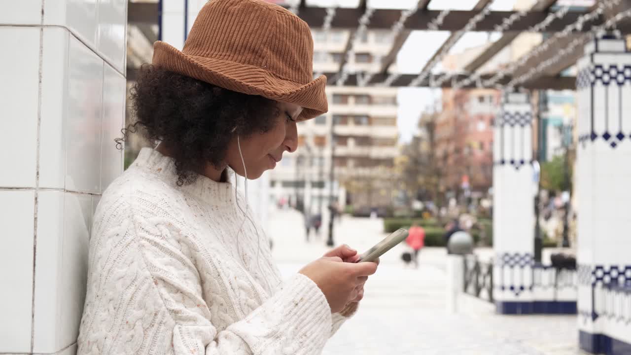 mujer negra sonriente charlando