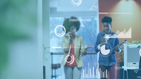 animación de procesamiento de datos contra dos mujeres afroamericanas discutiendo en el pasillo de la oficina