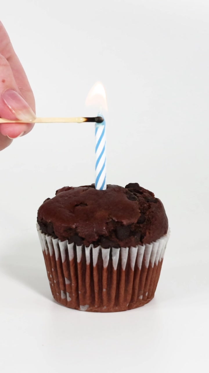 Una sequenza dell'accensione di una candela su un cupcake