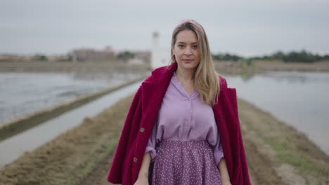 mujer caminando por un campo