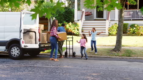 Kinder-Helfen-Am-Tag-Des-Einzugs-Der-Familie-Beim-Entladen-Von-Kisten-Aus-Dem-Lieferwagen