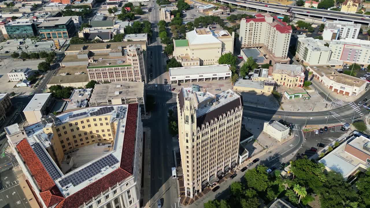 세련된 전면과 고급스러운 숙박과 현대적인 편의 시설을 가진 에밀리 모건 호텔