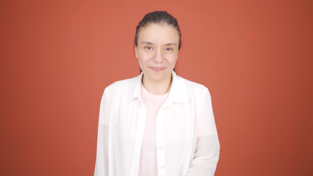 그녀가 들은 뉴스를 좋아하고 승인한 여성.