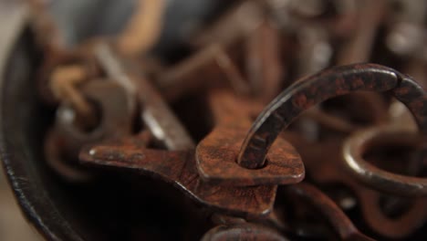 close up of old rusty keys with rack focus in a olld bowl at home