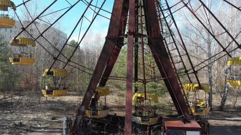 Tschernobyl-Schießt-Vom-Boden-Und-Von-Oben,-Sternwurmholz,-Dorf-Kopachi-Und-überprüfen-Sie-Seinen-Kindergarten,-Neuer-Sarkophag-Von-Reaktor-Nr.-4,-Roter-Wald-Und-Pripyat-Straßenschild,-Schwimmbad,-Duga-3