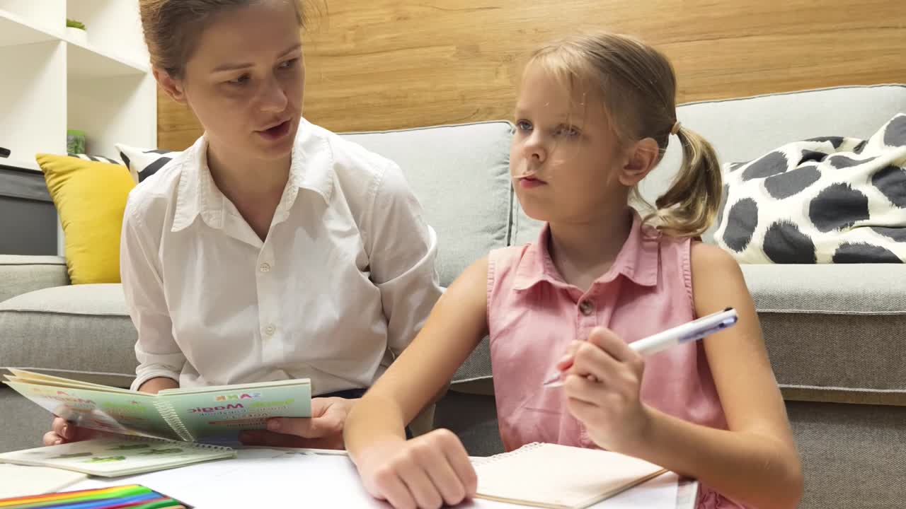 madre e hija estudiando juntos en casa