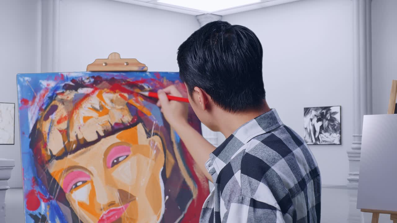 갤러리에서 오일 페인트와 브러쉬로 캔버스에 소녀를 그리는 동안 그의 을 들고 그림 개념에 대해 생각하는 아시아 남성 예술가의 가까운 뒷면