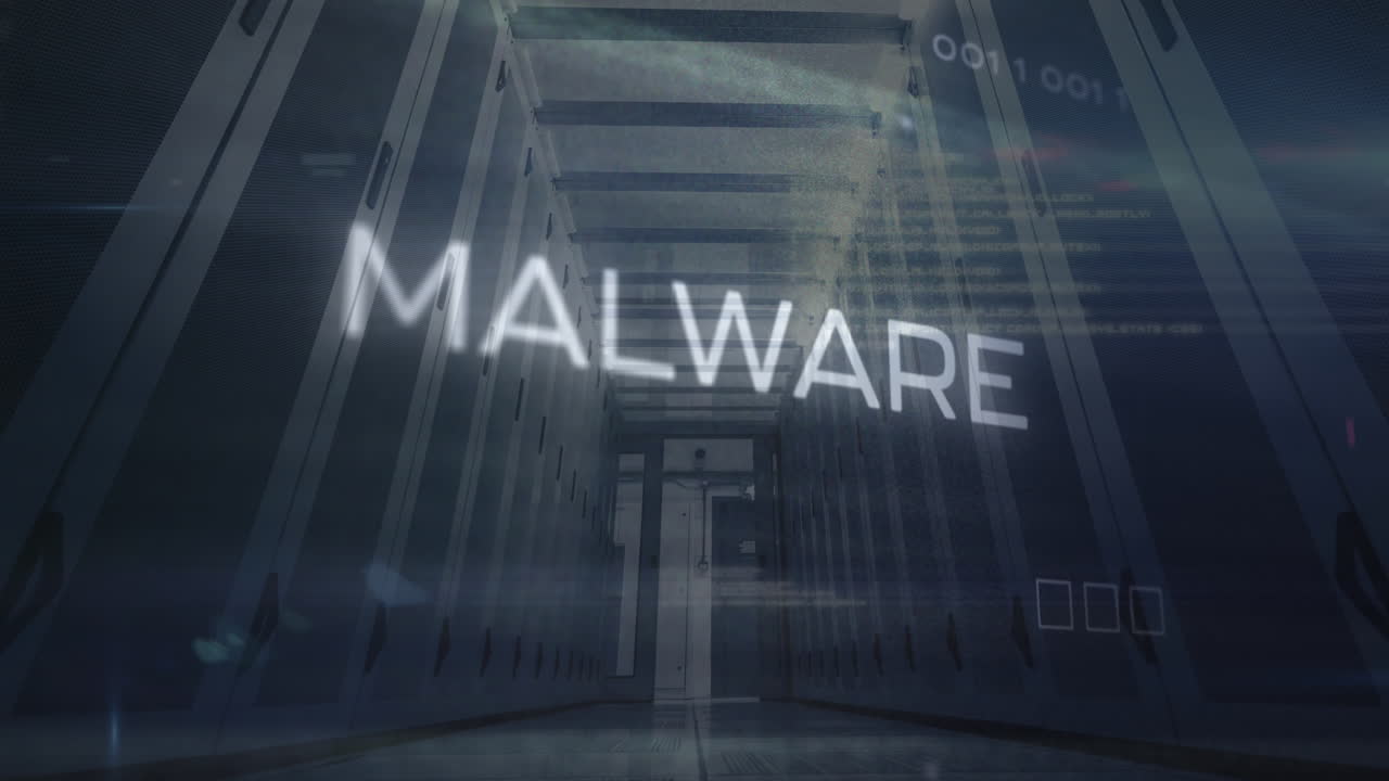 animación de texto de malware y lenguaje informático sobre vista de ángulo bajo de la sala del servidor