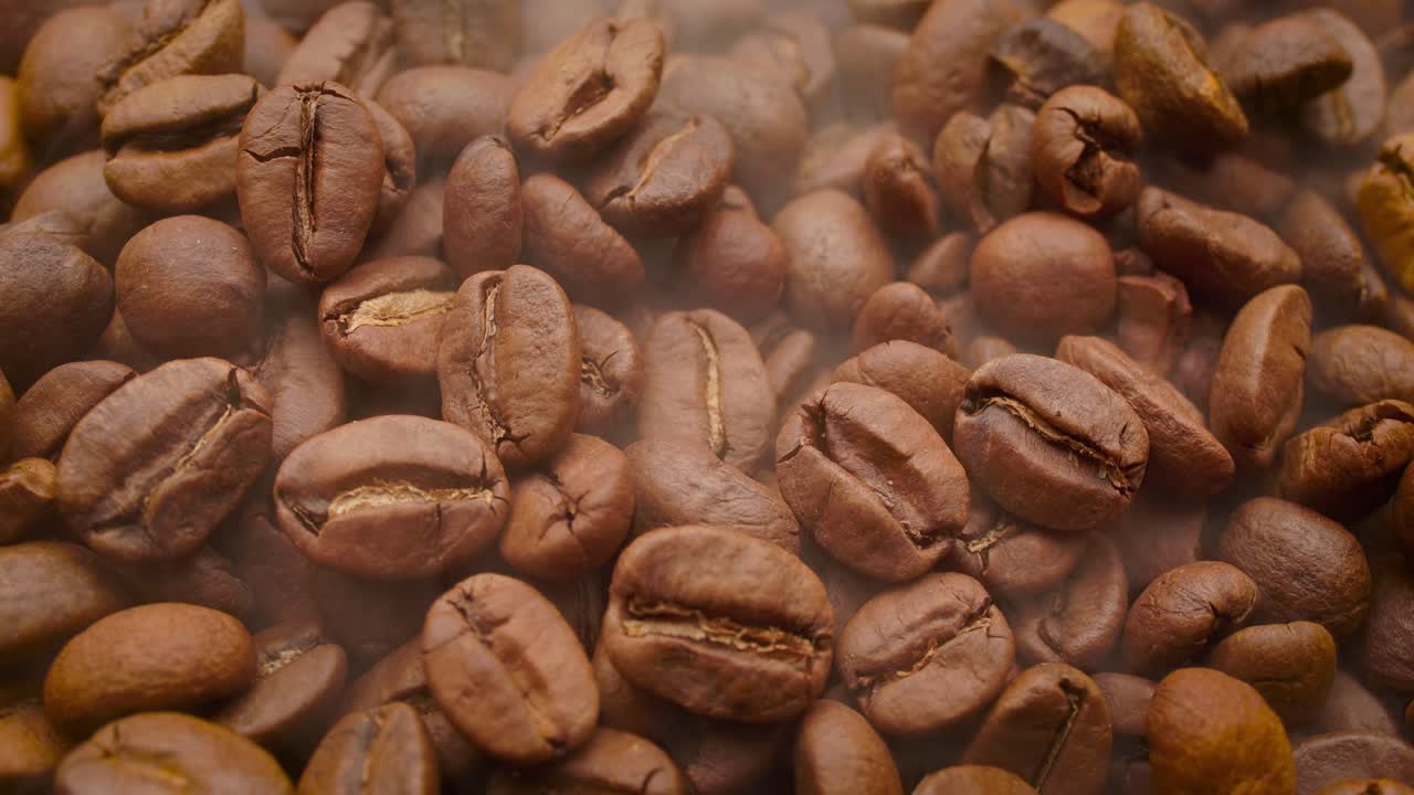 커피 씨 ⁇ 의 가까운. 향기로운 커피  ⁇ 은 구워진 연기가 커피  ⁇ 에서 나온다.