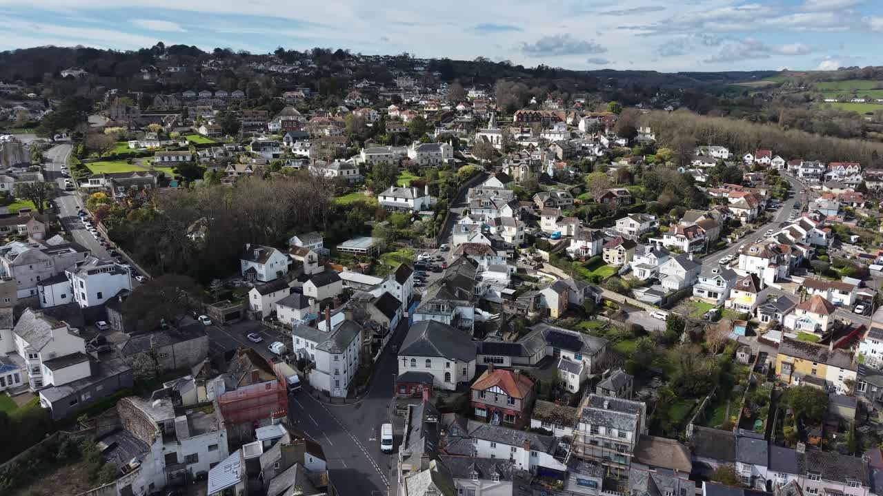 Vista aerea con drone di case e strade a Lyme Regis, Devon, Regno Unito.