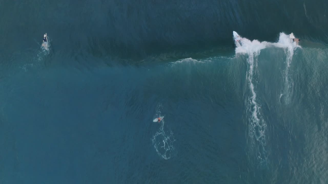 Vista aerea dall'alto al rallentatore con drone di surfisti a La Bocana El Tunco, El Salvador