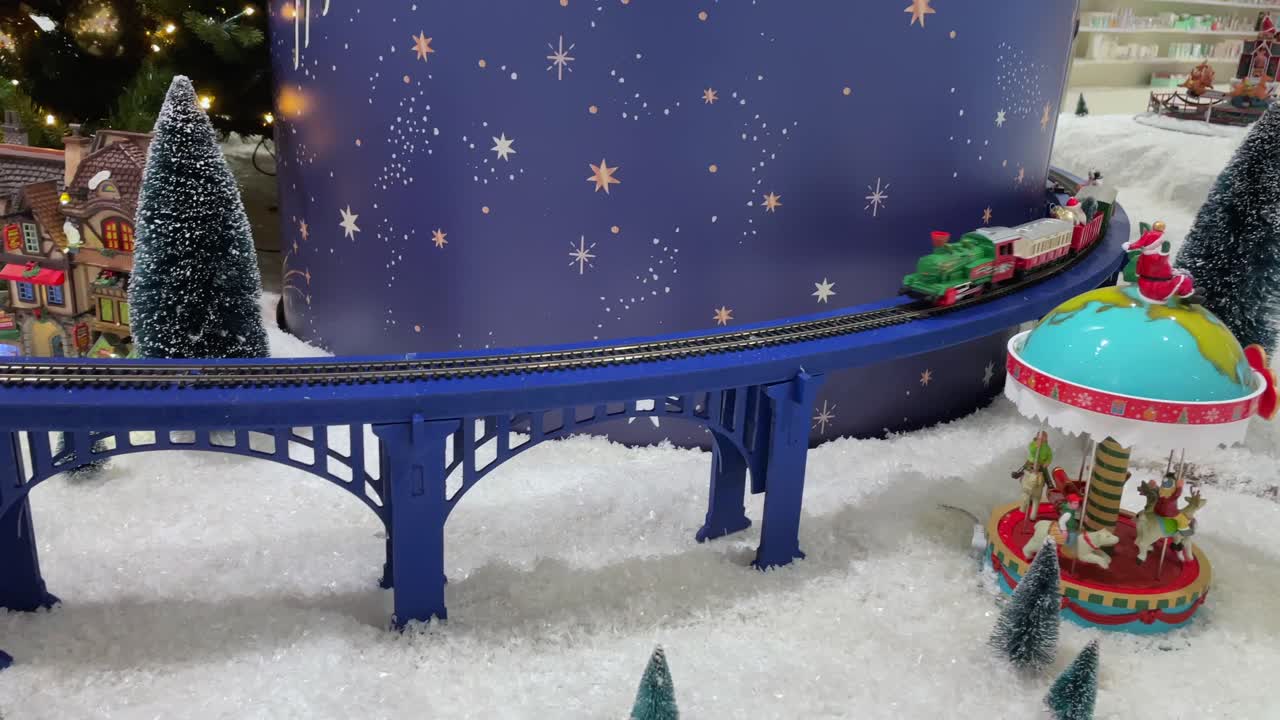 рождественский поезд на украшенной рождественской елке
