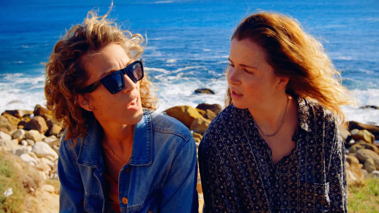 해변 4k에서 서로 상호 작용하는 여성 친구들