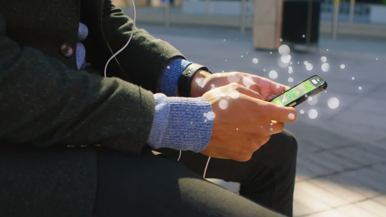 animación de múltiples manchas blancas sobre la sección media del hombre usando un teléfono inteligente