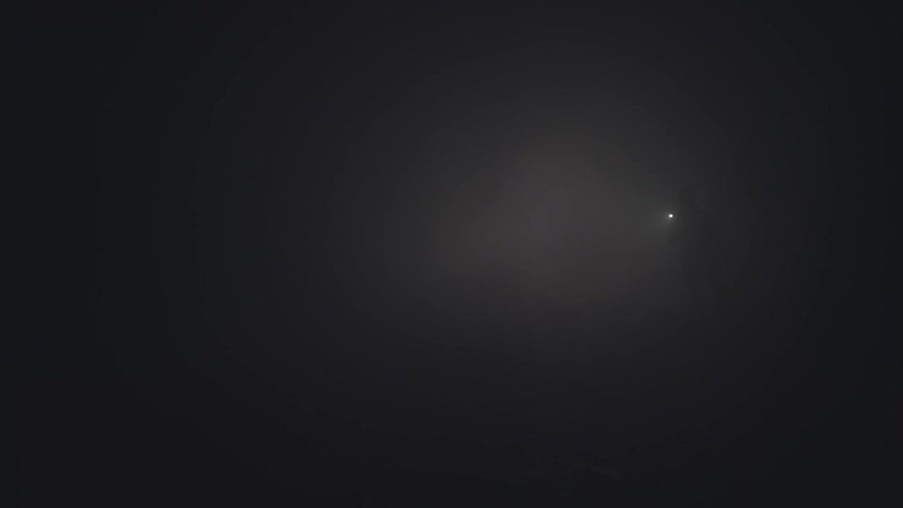 persona caminando en la niebla por la noche