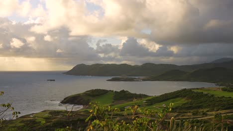 Timelapse-De-Una-Hermosa-Mañana-En-Santa-Lucía,-Exuberante-Costa-Caribeña-Tropical