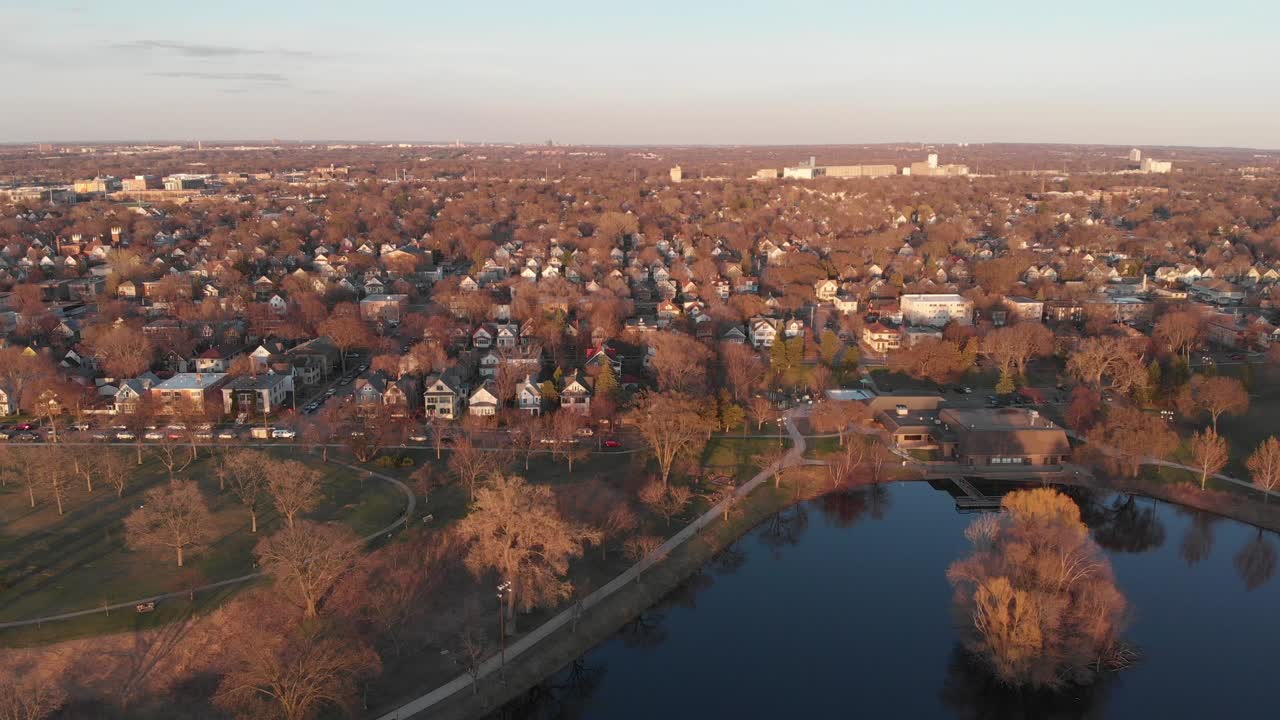 Luftfoto af huse i Minneapolis under den gyldne time