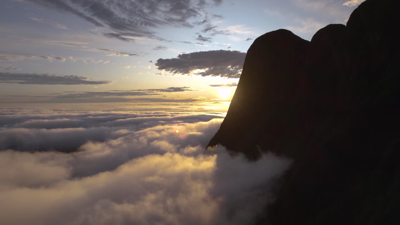 montañas sobre las nubes con amanecer