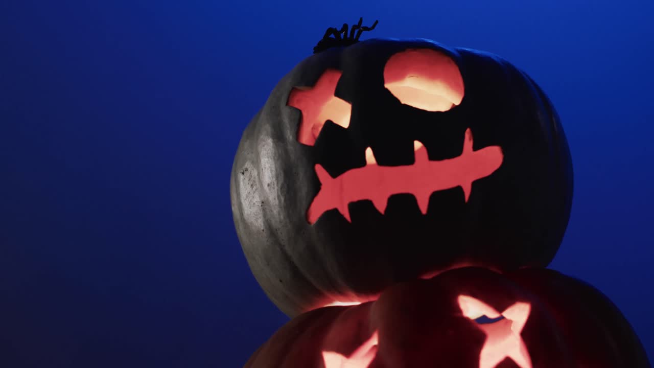 video de calabazas talladas de halloween y humo con espacio de copia en fondo azul