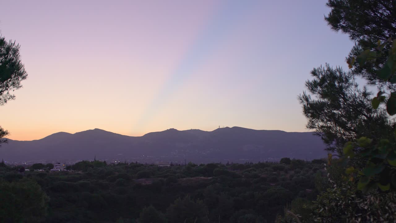 imágenes del cielo azul claro sobre la montaña parnitha, grecia, durante la hora dorada