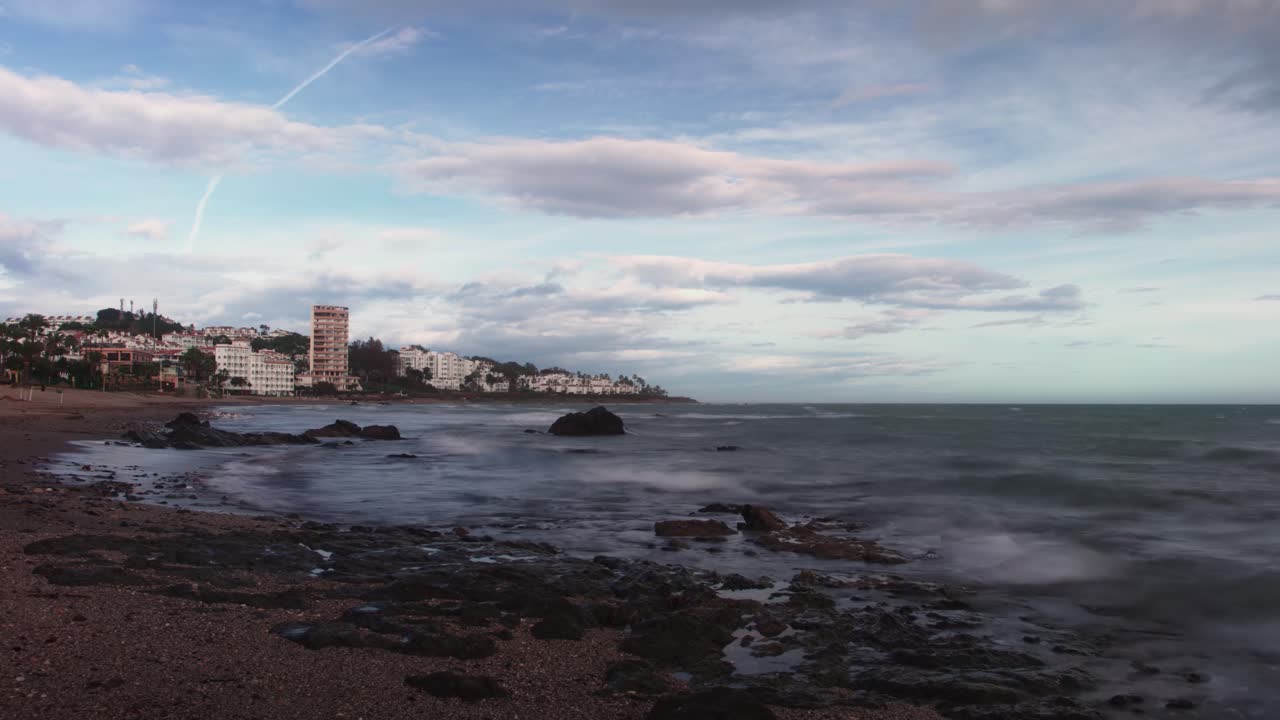 timelapse de la playa en un día nublado