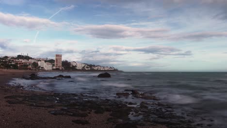 Timelapse-De-La-Playa-En-Un-Día-Nublado