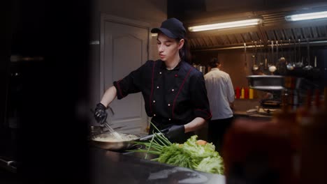 chef cocinando fideos en la cocina de un restaurante