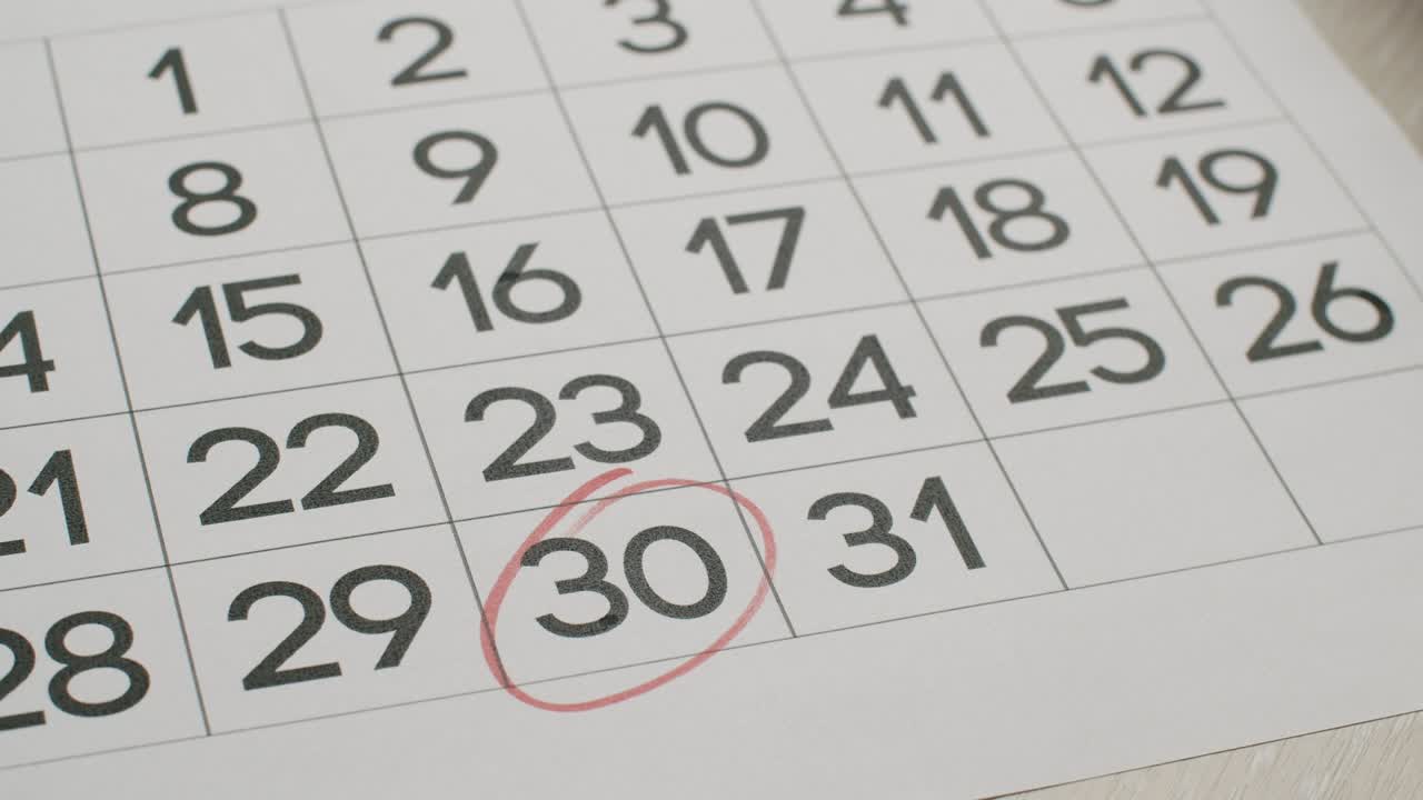 la fecha 30 del mes del calendario se ha tachado. firmar un día en un calendario.