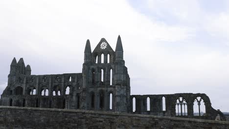 front statique sur la prise de vue des ruines de la célèbre abbaye de whitby